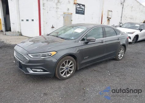 2017 Ford Fusion Energi Titanium z USA, uszkodzony, nr VIN 3FA6P0SU1HR303666